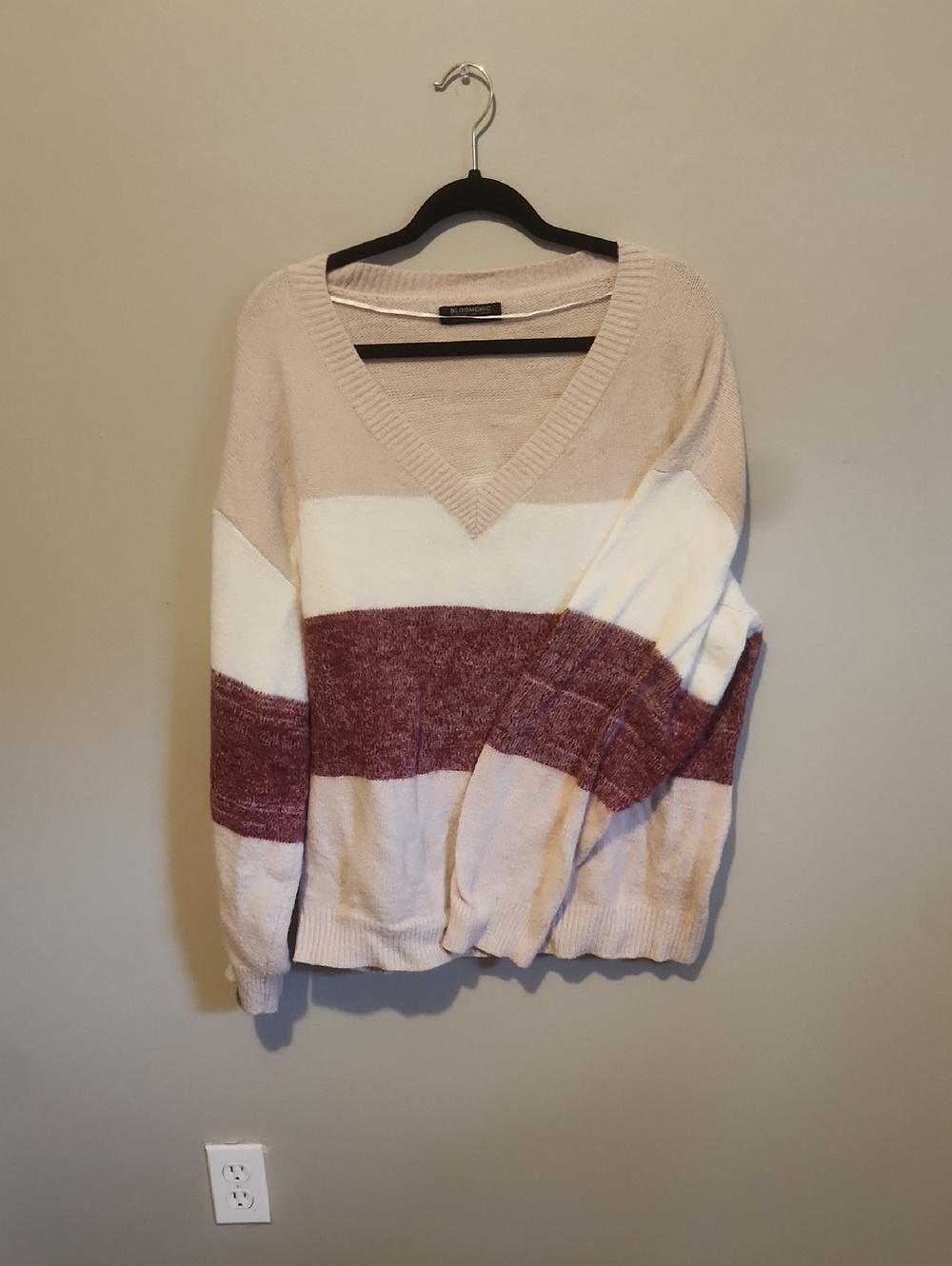 BloomChic V-Neck Colorblock Sweater in Beige, White & Mauve